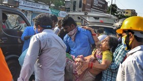 Chuyển nạn nhân tới bệnh viện sau vụ rò rỉ khí ga tại nhà máy LG Polymers ở huyện Visakhapatnam, bang Andhra Pradesh, Ấn Độ sáng 7-5-2020. Ảnh: THE HINDU
