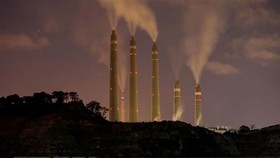 Khí thải phát ra từ một nhà máy điện than ở tỉnh Banten, Indonesia. Ảnh: REUTERS
