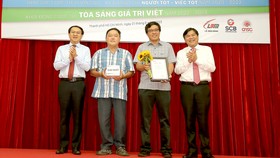 Giám đốc Sở TT-TT TPHCM Lâm Đình Thắng và  Tổng Biên tập Báo SGGP Tăng Hữu Phong  trao giải nhất cho 2 tác giả  Phương Minh - Quốc Cường. Ảnh: DŨNG PHƯƠNG