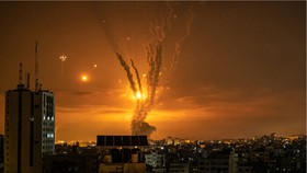 Các tên lửa bắn vào Israel và phản ứng đánh chặn từ hệ thống phòng thủ tên lửa Vòm Sắt của Israel tại Gaza. Ảnh: Getty Images
