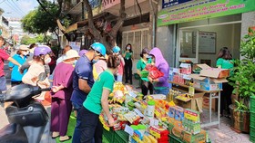 Điểm bán hàng lưu động giá bình ổn  của Co.op Food tại quận 8 (TPHCM) thu hút người dân mua sắm