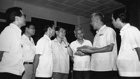 Chủ tịch UBND TPHCM Mai Chí Thọ thăm Báo SGGP  nhân dịp báo tròn 10 tuổi (tháng 5-1985)