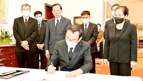 Bí thư Thành ủy TPHCM Nguyễn Văn Nên ghi sổ tang tưởng niệm cố Thủ tướng Nhật Bản Abe Shinzo. Ảnh: VIỆT DŨNG