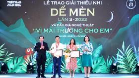 Hai tác giả Huy Thông và Nguyễn Hoàng Diệu Thủy  tại lễ trao giải Dế Mèn năm 2022