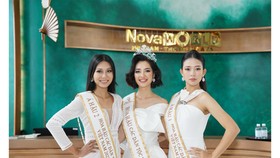 Hoa hậu Nông Thúy Hằng (giữa), á hậu Thạch Thu Thảo (bên trái), á hậu Lương Thị Hoa Đan (bên phải) tham quan NovaWorld Ho Tram. Ảnh: BTC 