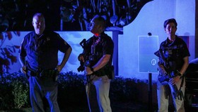Các nhân viên mật vụ đứng ở cổng khu nghỉ dưỡng Mar-a-Lago của cựu Tổng thống Trump sau khi FBI thực hiện lệnh khácm xét khu nhà ở Palm Beach, Florida hôm 8-8-2022. Ảnh: REUTERS