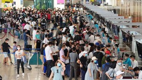 Sân bay Nội Bài đông nghẹt hành khách trong ngày 31-8.  Ảnh: BÍCH QUYÊN