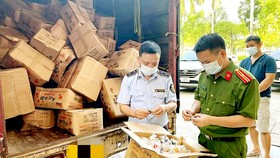 Lực lượng chức năng lập biên bản xử lý một xe tải  vận chuyển bánh trung thu nhập lậu tại Bắc Giang