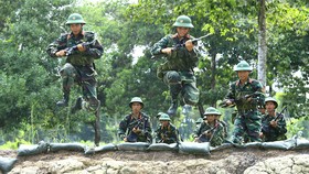 Phân đội bộ binh thực hành huấn luyện đánh chiếm mục tiêu