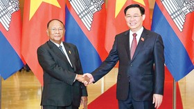 Chủ tịch  Quốc hội  Vương Đình Huệ và Chủ tịch Quốc hội Vương quốc Campuchia  Samdech  Heng Samrin.Ảnh: VIẾT CHUNG