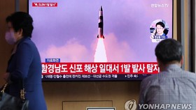Một bản tin về vụ phóng tên lửa của Triều Tiên được phát sóng trên truyền hình tại ga Seoul vào ngày 7-5-2022.  Ảnh: Yonhap