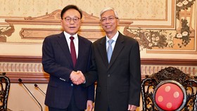 Phó Chủ tịch UBND TPHCM Võ Văn Hoan tiếp Tổng Lãnh sự danh dự Việt Nam tại Busan Hàn Quốc Park Soo Kwan. Ảnh: VIỆT DŨNG