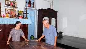Chiếc bàn và bộ ván các đồng chí lãnh đạo Đảng  từng ngồi hội họp bị cháy sém tại nhà ông Trần Văn Hy