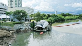 Thiết bị dọn rác trên sông bằng năng lượng tái tạo 