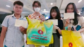 Những người tham gia hiến máu với phần quà mà họ không rõ, hoặc chưa từng quan tâm đến giá trị. Ảnh: DŨNG PHƯƠNG