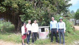 Đoàn công tác tỉnh Đồng Nai kiểm tra các bể chứa bao gói thuốc bảo vệ thực vật  sau khi sử dụng trên địa bàn huyện Định Quán