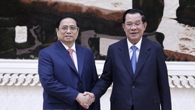 Thủ tướng Vương quốc Campuchia Samdech Techo Hun Sen và Thủ tướng Phạm Minh Chính tại lễ đón