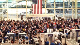Hành khách đổ về sân bay quốc tế Denver, bang Colorado (Mỹ) ngày 22-11-2022