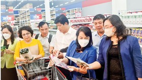 Đoàn đại biểu tham quan khu mua bán sản phẩm ở MM Food Service