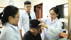 Tiến sĩ Hà Thị Thanh Hương (bìa phải) thực hiện thí nghiệm tại phòng thí nghiệm Trường ĐH Quốc tế (ĐH Quốc gia TPHCM)
