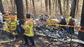 Các nhân viên tìm kiếm cứu nạn có mặt tại hiện trường vụ rơi trực thăng ở huyện Yangyang, tỉnh Gangwon, phía đông Hàn Quốc, ngày 27/11. Ảnh: Yonhap