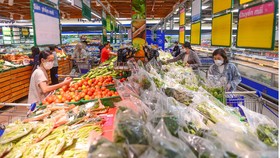 Người tiêu dùng chọn mua hàng tại một siêu thị