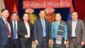 Chủ tịch UBND TPHCM Phan Văn Mãi chúc mừng Quốc khánh Cộng hòa Dân chủ nhân dân Lào. Ảnh: CAO THĂNG