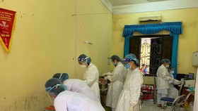 Lực lượng y tế nhiều bệnh viện hỗ trợ Bắc Giang lấy mẫu xét nghiệm sàng lọc tại các KCN. Ảnh: SKĐS