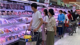 Người dân TPHCM tuân thủ các biện pháp phòng dịch khi đi mua sắm tại siêu thị. Ảnh: CAO THĂNG