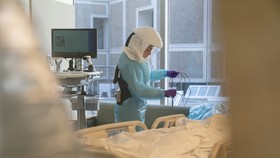 Một nhân viên bệnh viện khử trùng một căn phòng tại ICU Covid-19 ở San Diego, California. Nhiếp ảnh gia: Bing Guan / Bloomberg