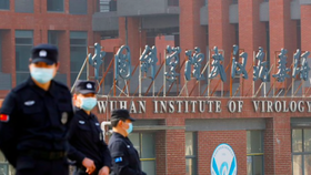 Trước cửa Viện nghiên cứu virus Vũ Hán. (Ảnh: Reuters)