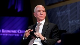 Tỷ phú Jeff Bezos, nhà sáng lập Hãng công nghệ vũ trụ Blue Origin và là giám đốc điều hành Tập đoàn Amazon.com. Ảnh: REUTERS