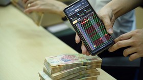 Tình trạng sốt nóng của thị trường chứng khoán có thể gây hệ lụy cho kinh tế vĩ mô. Ảnh: Đ.T