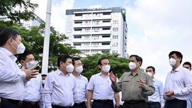 Đoàn công tác do Thủ tướng Chính phủ Phạm Minh Chính làm trưởng đoàn đã đến kiểm tra công tác phòng, chống dịch tại Khu cách ly Ký túc xá Đại học Quốc gia TPHCM. Ảnh: Zing