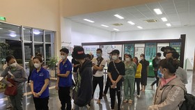 Công nhân Nidec Việt Nam tập trung để được đưa đến khách sạn tối 5-7. Ảnh: CTV