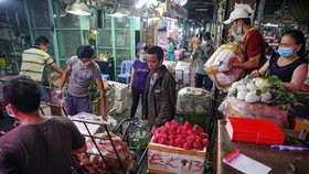 Chợ đầu mối nông sản Thủ Đức sẽ tạm ngừng hoạt động trực tiếp từ 8h sáng 7-7. Ảnh: VnExpress