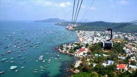 Cáp treo Hòn Thơm - Phú Quốc là cáp treo vượt biển dài nhất thế giới, thu hút đông đảo du khách đến tham quan, giải trí.  Ảnh: Báo Lao động
