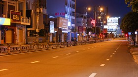 Người dân TPHCM chấp hành nghiêm quy định tạm dừng ra đường sau 18h mỗi ngày từ 26-7. Ảnh: Hải An.