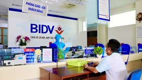 Khách hàng giao dịch tại Ngân hàng BIDV.
