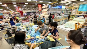 Hàng hóa trong siêu thị bắt đầu rẻ hơn nhờ giảm thuế VAT xuống còn 8% - Ảnh: QUANG ĐỊNH