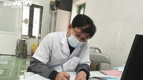 Ông Thân Văn Vịnh (nhân viên Trạm Y tế thị trấn Nếnh)