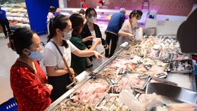 Nhiều mặt hàng thiết yếu như thịt, cá, hải sản, rau xanh... vẫn được giảm giá tại hệ thống siêu thị Co.opmart và Co.opXtra - Ảnh: QUANG ĐỊNH