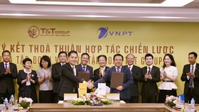 Ông Mai Xuân Sơn, Tổng Giám đốc Tập đoàn T&T Group (bên trái) và ông Huỳnh Quang Liêm, Tổng Giám đốc Tập đoàn VNPT (bên phải) trao Thỏa thuận hợp tác chiến lược tổng thể, toàn diện.