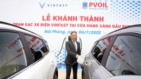 Chủ tịch Hội đồng Quản trị PVOIL Cao Hoài Dương thực hiện nghi thức sạc chiếc xe điện đầu tiên tại trạm sạc PVOIL Cát Hải, Hải Phòng.