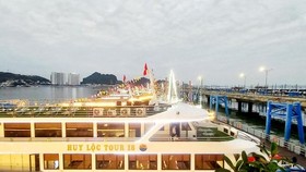 Tàu du lịch nhà hàng đưa du khách tham quan vịnh Hạ Long và thành phố Hạ Long về đêm - sản phẩm du lịch mới của tỉnh Quảng Ninh. (Ảnh LƯƠNG QUANG THỌ)