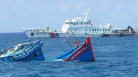 Tàu cá QNg 90617 TS của ngư dân Quảng Ngãi bị tàu hải cảnh Trung Quốc đâm chìm ở Hoàng Sa sáng 2/4. Ảnh: Ngư dân cung cấp