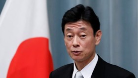 Yasutoshi Nishimura, Bộ trưởng phụ trách phản ứng Covid-19 của đất nước Nhật Bản, đang ở nhà như một biện pháp phòng ngừa sau khi một quan chức đi cùng ông đến bệnh viện xét nghiệm dương tính với COVID-19. © Reuters
