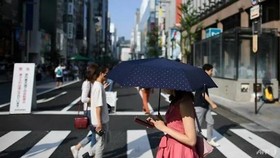 Người dân Nhật Bản đi bộ trên đường phố. (Nguồn: AFP)