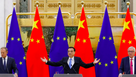 Các quan chức châu Âu cùng Thủ tướng Trung Quốc Lý Khắc Cường, tháng 7/2018 ảnh: Reuters