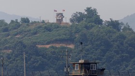 Một đồn gác của Triều Tiên gần biên giới với Hàn Quốc, ảnh chụp ngày 17-6 - Ảnh: REUTERS